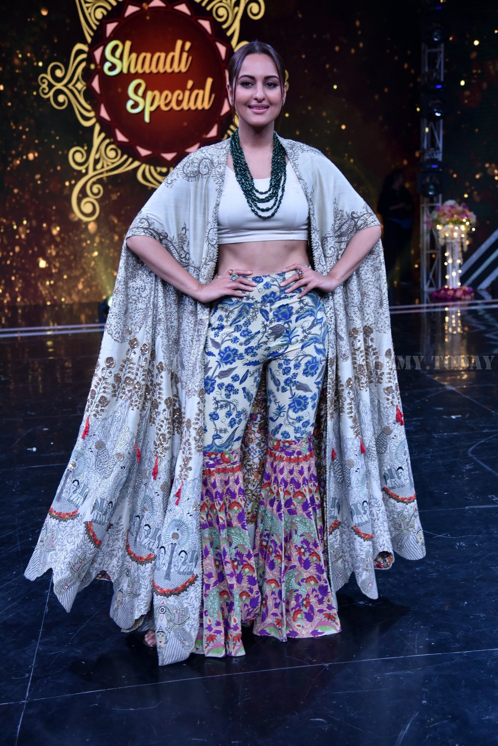 Sonakshi Sinha - Photos: Promotion Of Film Kalank on the sets of Super Dancers Chapter 3 | Picture 1638834