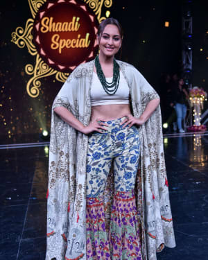 Sonakshi Sinha - Photos: Promotion Of Film Kalank on the sets of Super Dancers Chapter 3 | Picture 1638814