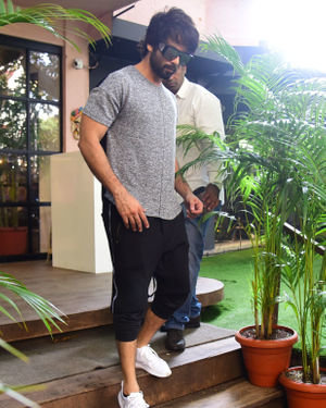 Shahid Kapoor - Photos: Celebs Spotted at Bandra | Picture 1697737