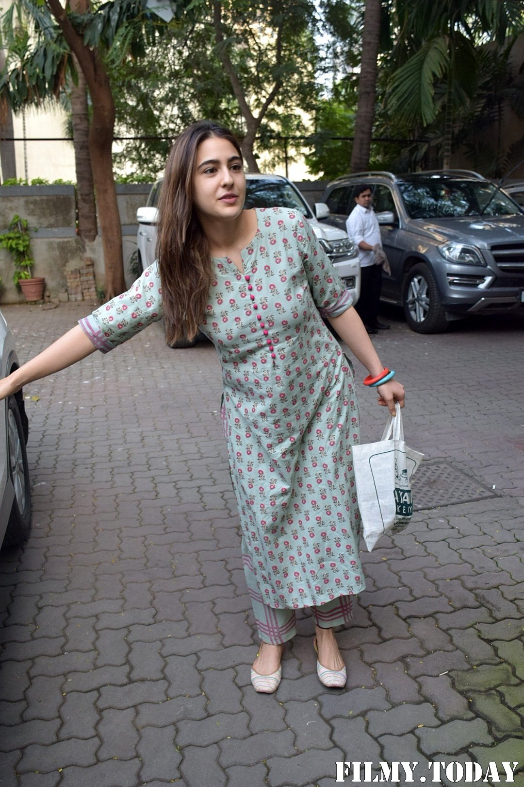 Photos: Sara Ali Khan Spotted At Anand L Rai Office | Picture 1703123