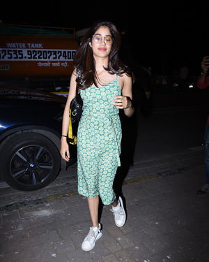 Photos: Janhvi Kapoor Spotted At Zoya Akhtar's House | Picture 1691854