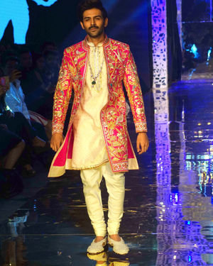 Photos: Celebs Walk The Ramp At Abu Jani & Sandeep Khosla Fashion Show | Picture 1692483