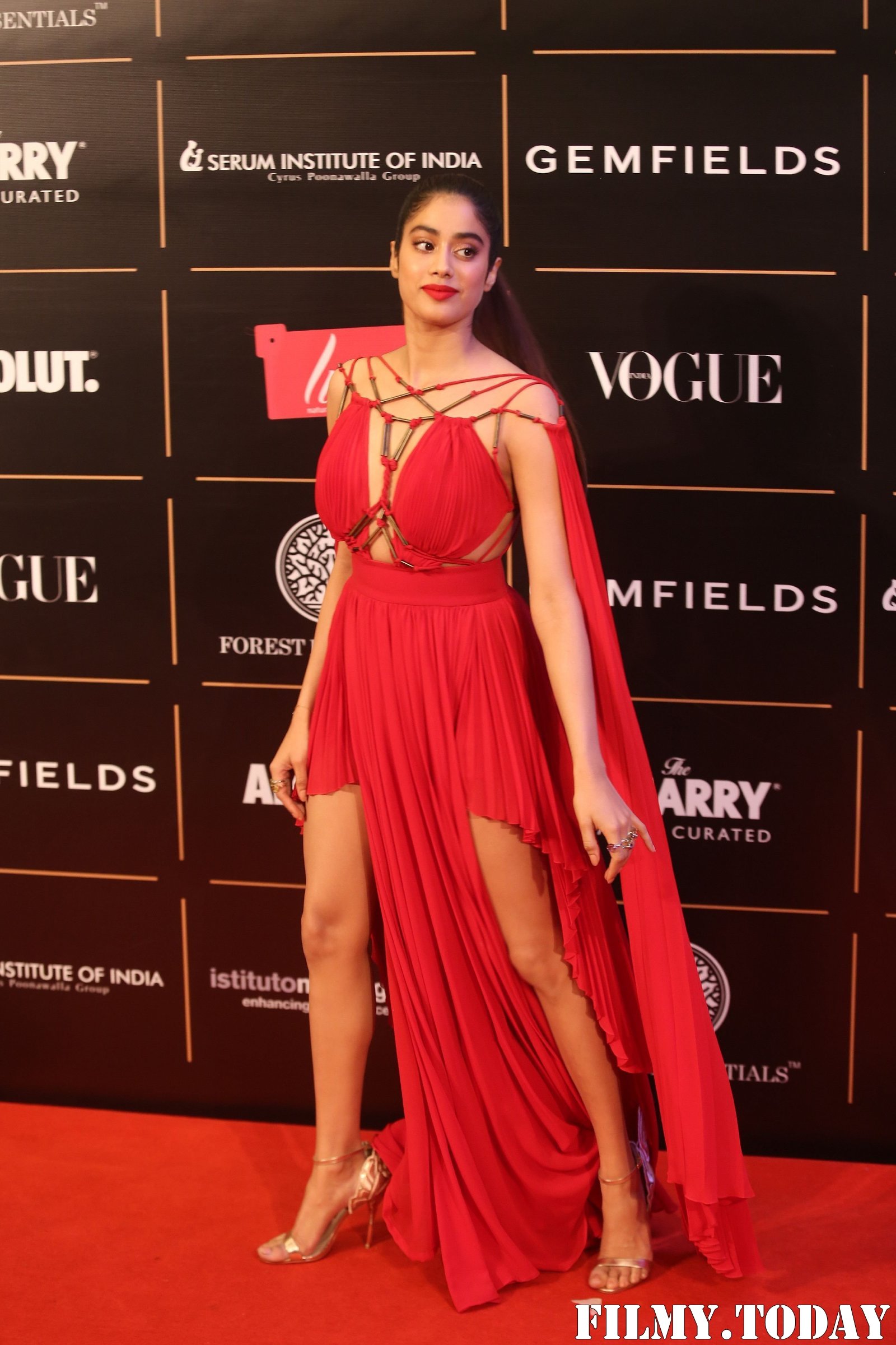 Janhvi Kapoor - Photos: Red Carpet Ceremony Of Vogue Women Of The Year 2019 | Picture 1693543