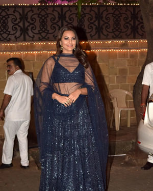 Sonakshi Sinha - Photos: Celebs At Anil Kapoor's Diwali Party In Juhu | Picture 1694665