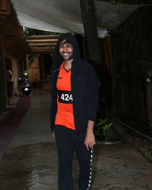 Kartik Aaryan - Photos: Celebs Spotted at Gym | Picture 1682889