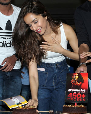 Photos: Shraddha Kapoor Meet N Greet With Fans At Her Residence | Picture 1686119