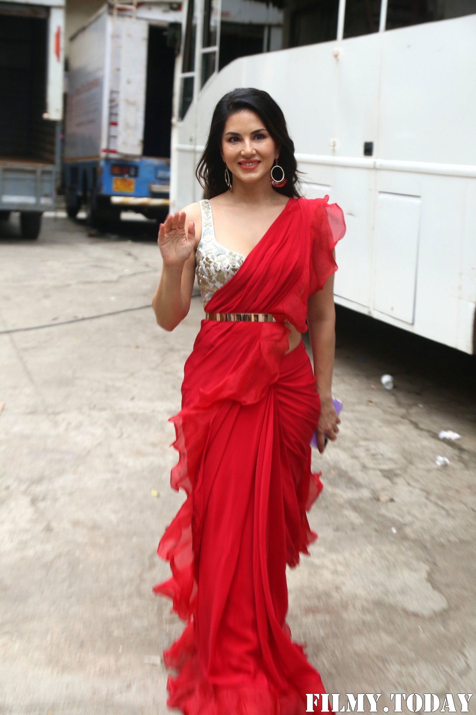 Sunny Leone - Photos: Nawazuddin And Sunny Leone Spotted At Film City For Promotional Song Shooting | Picture 1687383