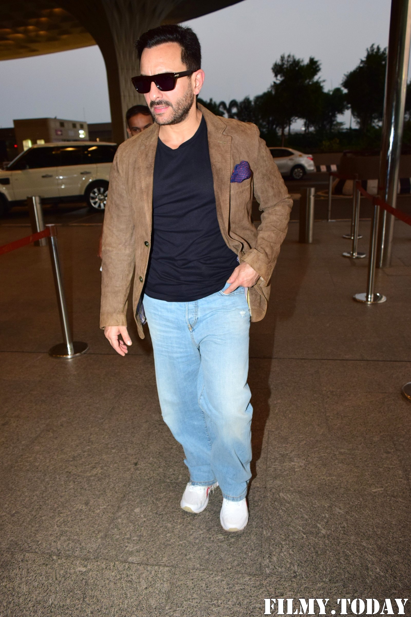 Saif Ali Khan - Photos: Bunty Aur Babli 2 Cast Snapped At Airport | Picture 1721160