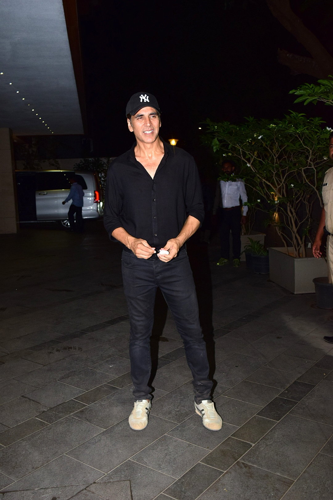 Akshay Kumar - Photos: Coolie No 1 Wrap Up Party At Jackky Bhagnani's House | Picture 1724220