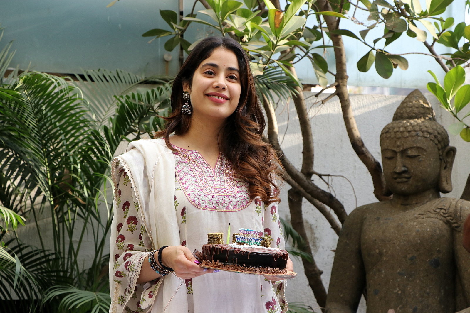 Photos: Jhanvi Kapoor Celebrates Her Birthday With Media | Picture 1725312