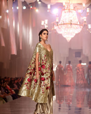 Photos: Manish Malhotra's Show At Lakme Fashion Week In Mumbai | Picture 1677093