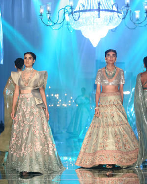 Photos: Manish Malhotra's Show At Lakme Fashion Week In Mumbai