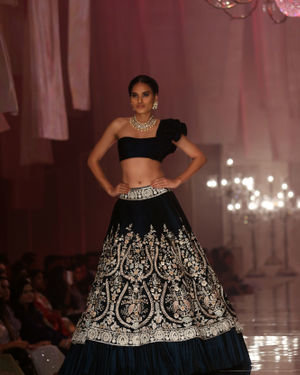 Photos: Manish Malhotra's Show At Lakme Fashion Week In Mumbai | Picture 1677082