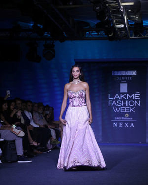 Shibani Dandekar - Photos: Lakme Fashion Week 2019 - Day 4 | Picture 1678255