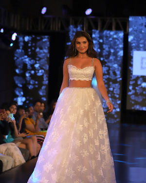 Tara Sutaria - Photos: Designer Shehla Khan At 4th Edition Wedding Junction Fashion