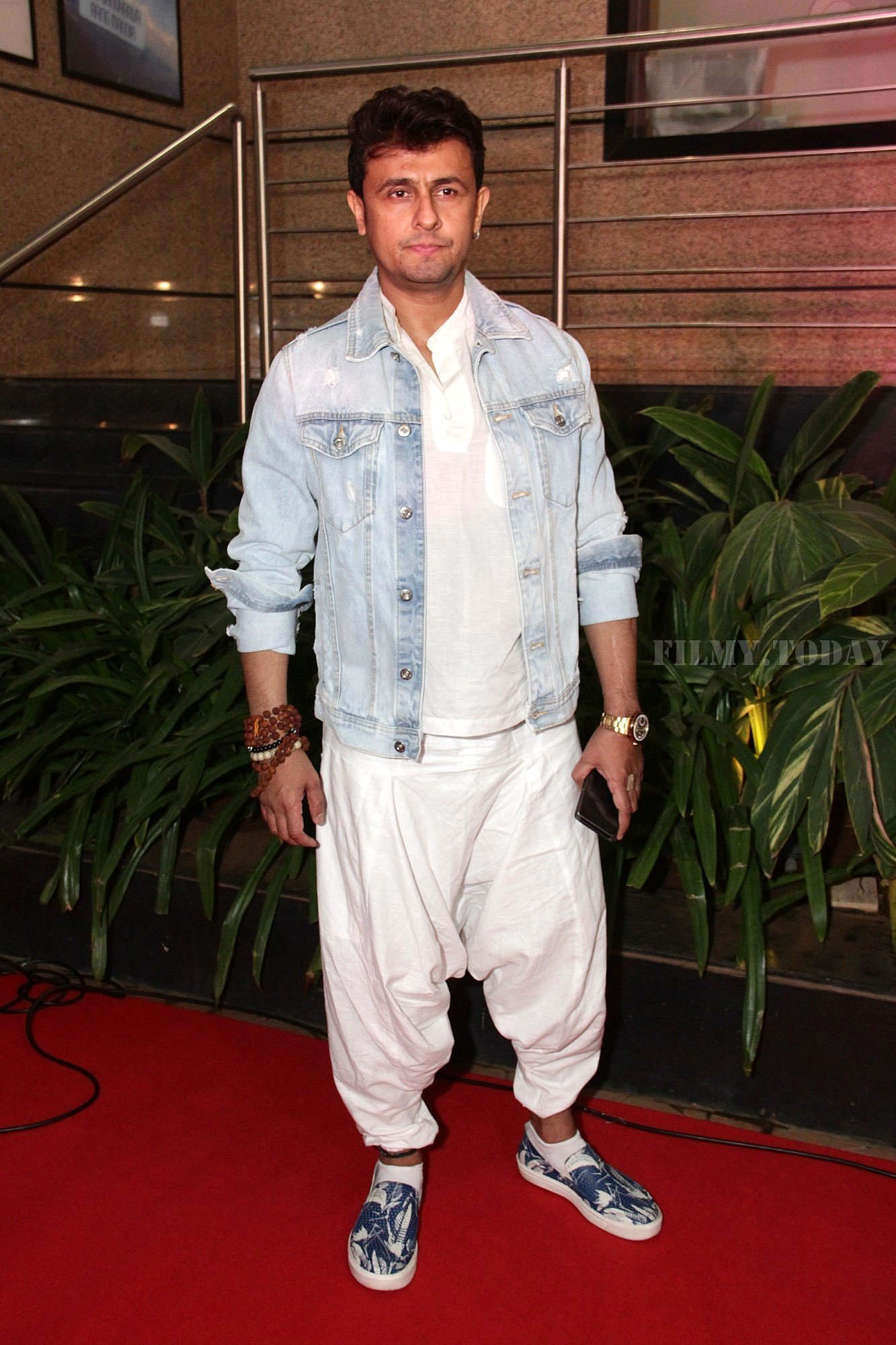 Sonu Nigam - Photos: Celebs At The Premiere Of The Musical Theater 'umrao Jaan' | Picture 1649709