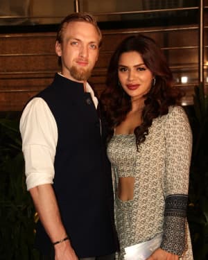 Photos: Celebs At The Premiere Of The Musical Theater 'umrao Jaan' | Picture 1649693