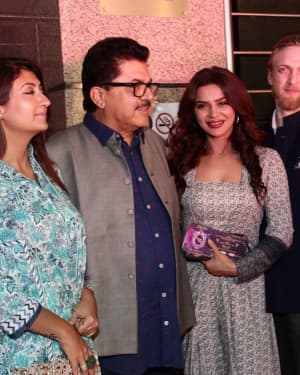 Photos: Celebs At The Premiere Of The Musical Theater 'umrao Jaan' | Picture 1649700