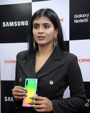 Hebah Patel Launches Samsung Galaxy Note 10 At Technovision Mobile Store Photos | Picture 1679522