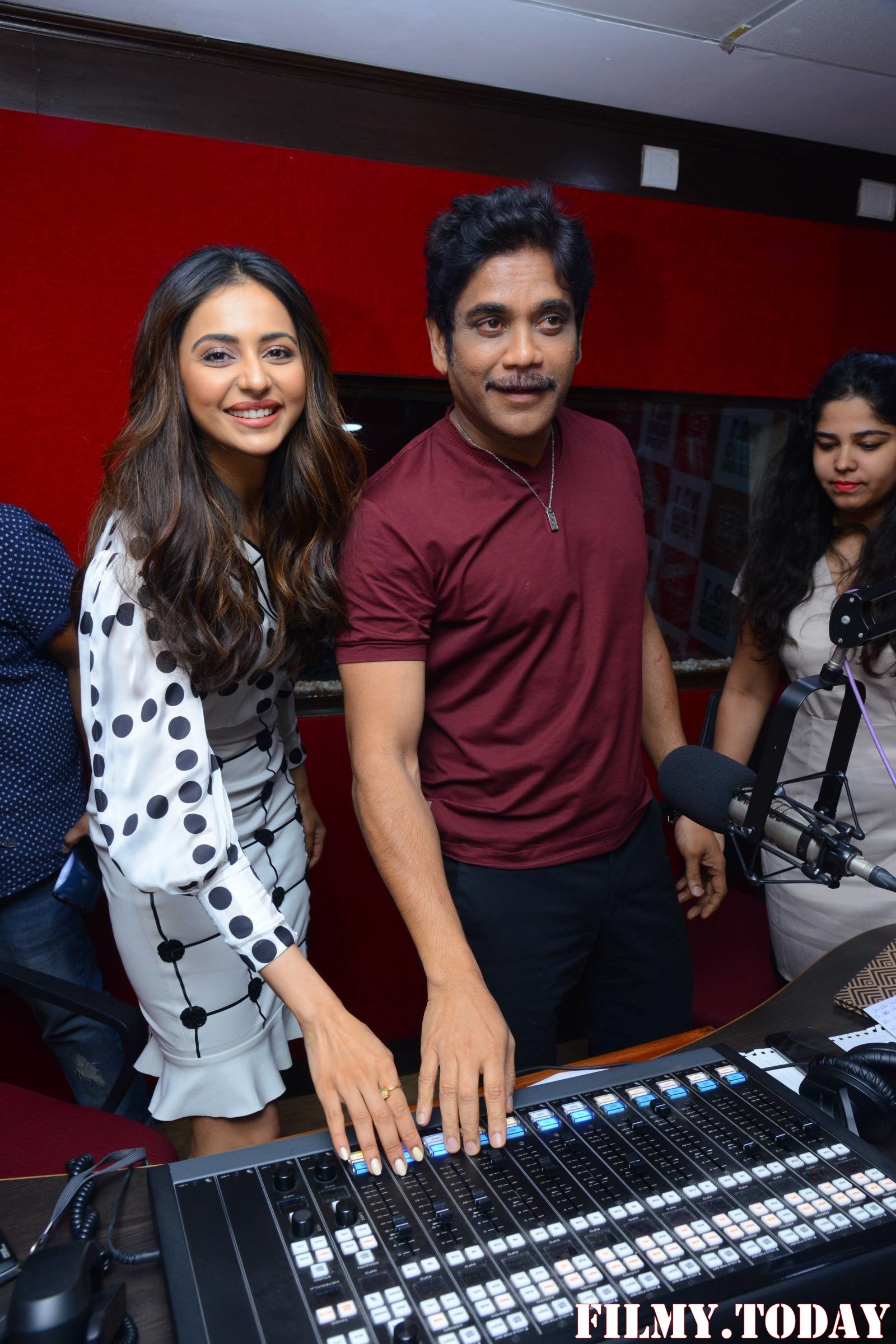 Nagarjuna And Rakul At Red FM For Manmadhudu 2 Second Single Launch Photos | Picture 1669994