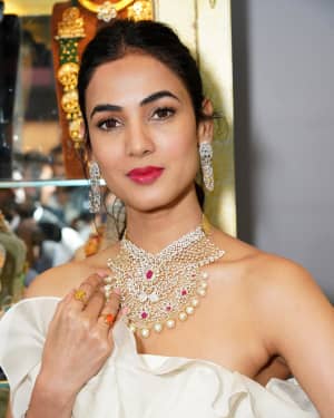 Photos: Sonal Chauhan Unveiling The Statement Show Exhibition | Picture 1635548