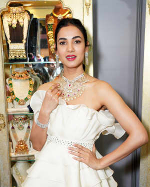 Photos: Sonal Chauhan Unveiling The Statement Show Exhibition | Picture 1635567