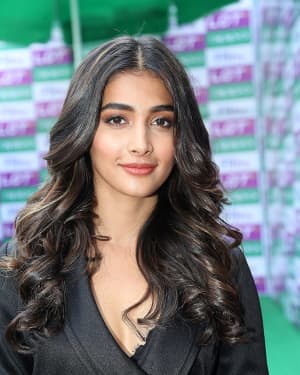 Photos: Pooja Hegde Launched Oppo F11 Pro Mobile At LOT Mobiles | Picture 1635898