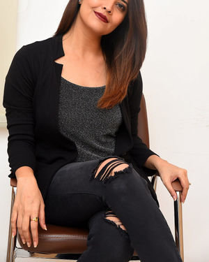 Anasuya Bharadwaj - Meeku Mathrame Chepta Movie Team Interview Photos | Picture 1695760